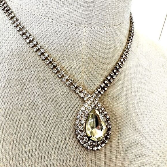 Elegant Silver Teardrop Necklace - Picture 3 of 7
